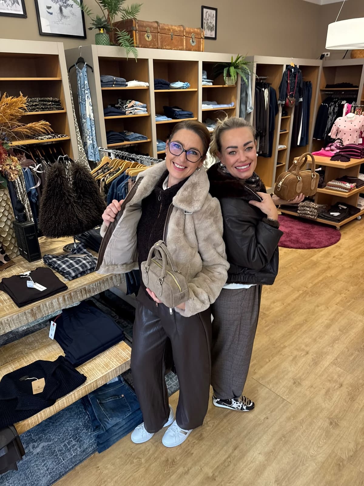 Zwei Frauen im Laden von Abig-Moden