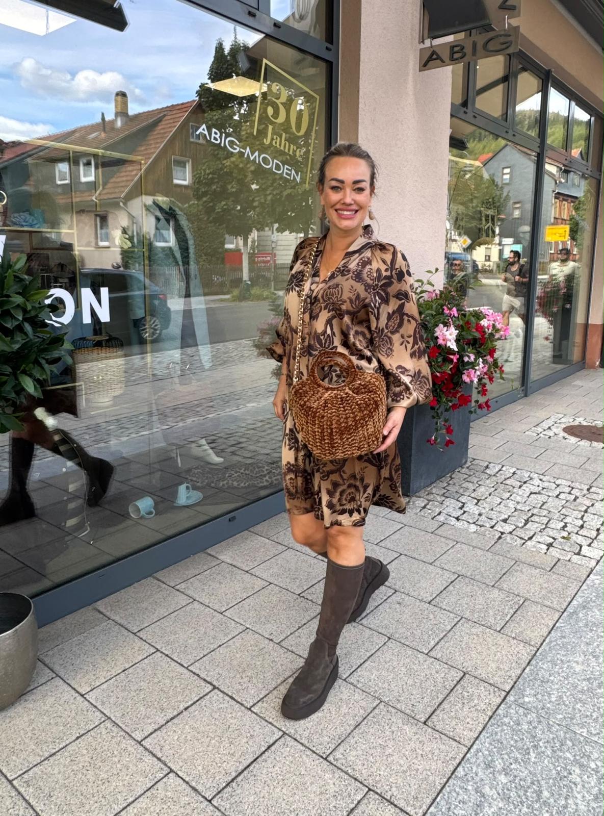 Kundin im Leo-Kleid vor dem Schaufenster von Abig-Moden