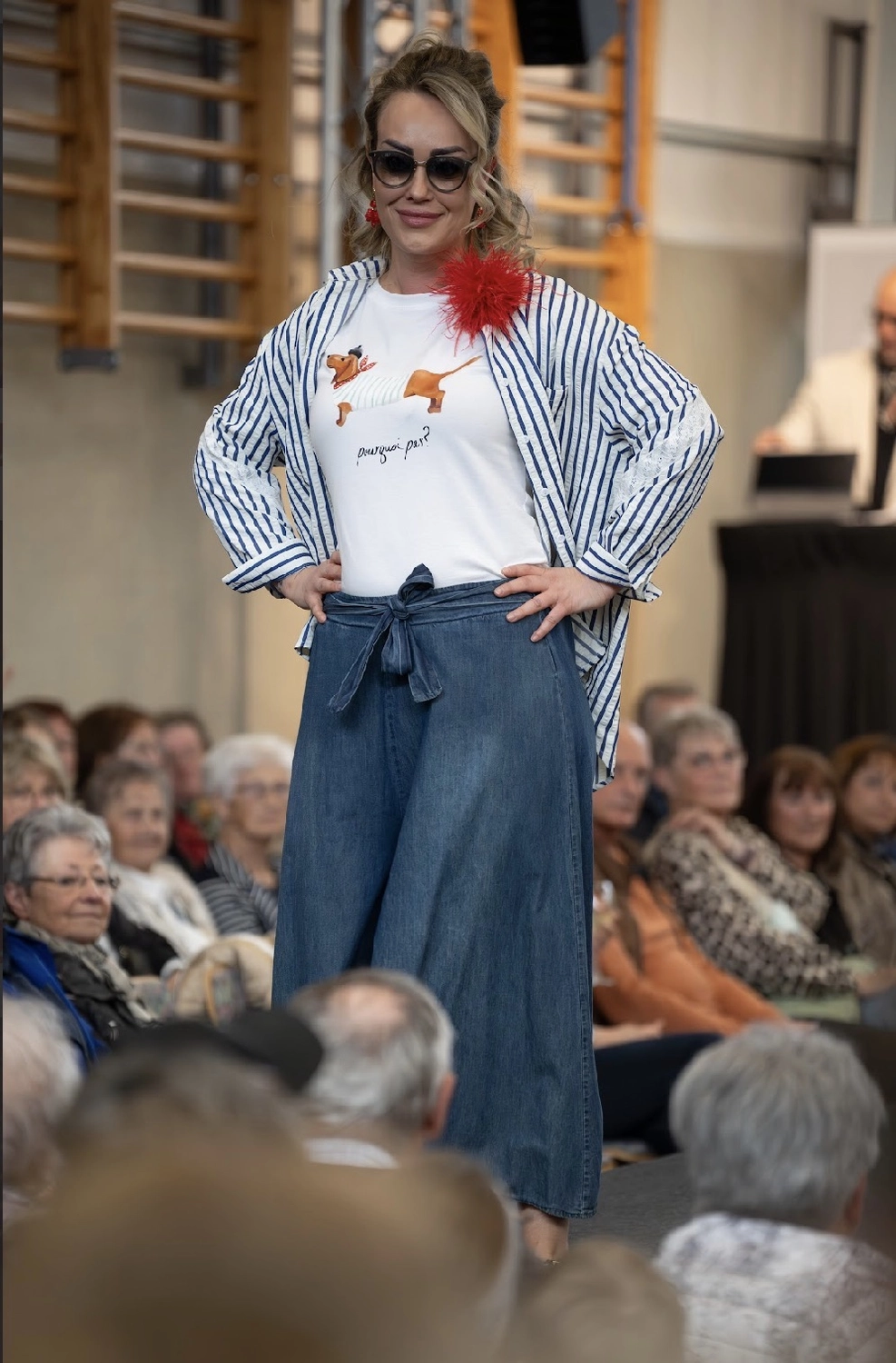 Abig-Moden - Modeboutique - Zwei Personen posieren ausgelassen in einer hell erleuchteten Bekleidungsboutique, umgeben von verschiedenen Kleidungsstücken und Accessoires.