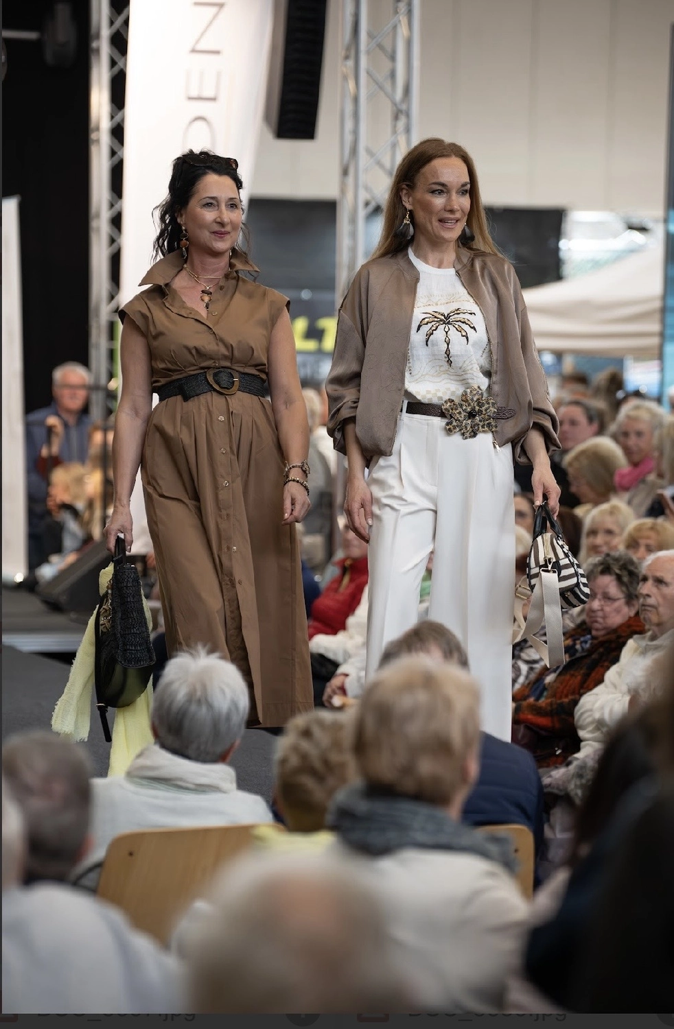 Abig-Moden - Modeboutique - Ein Model mit langen, lockigen Haaren posiert in einem weißen T-Shirt mit dem fettgedruckten schwarzen Schriftzug „LOVE ON TOP“ unter der Überschrift „10 DAYS“.