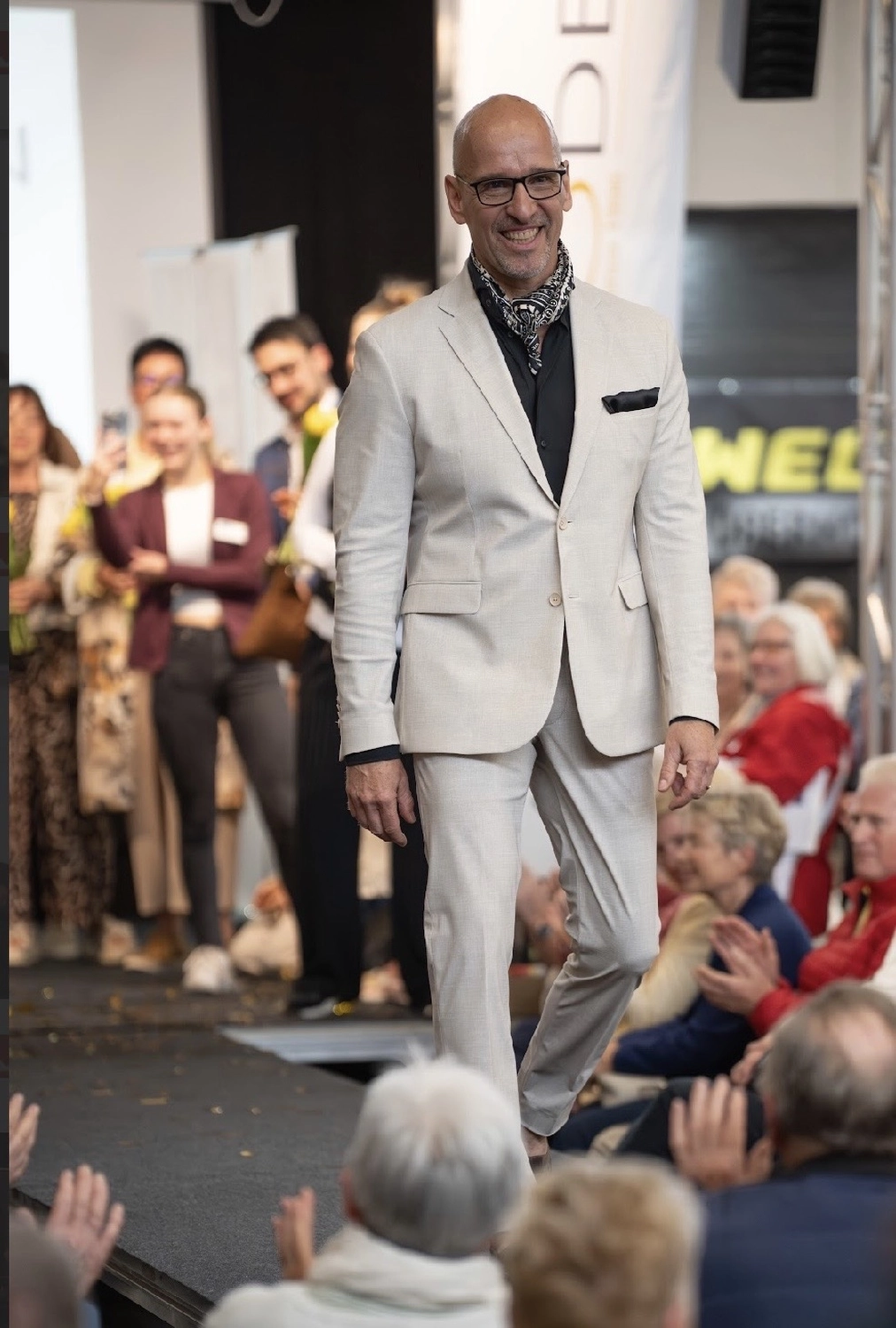 Abig-Moden - Modeboutique - Ein Model mit langen, lockigen Haaren posiert in einem weißen T-Shirt mit dem fettgedruckten schwarzen Schriftzug „LOVE ON TOP“ unter der Überschrift „10 DAYS“.