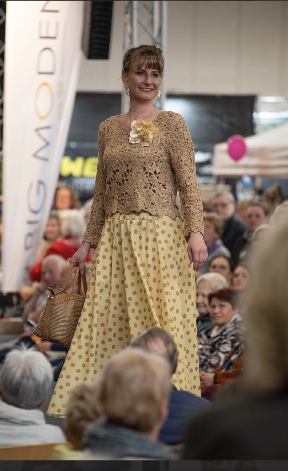 Abig-Moden - Modeboutique - Ein Model mit langen, lockigen Haaren posiert in einem weißen T-Shirt mit dem fettgedruckten schwarzen Schriftzug „LOVE ON TOP“ unter der Überschrift „10 DAYS“.